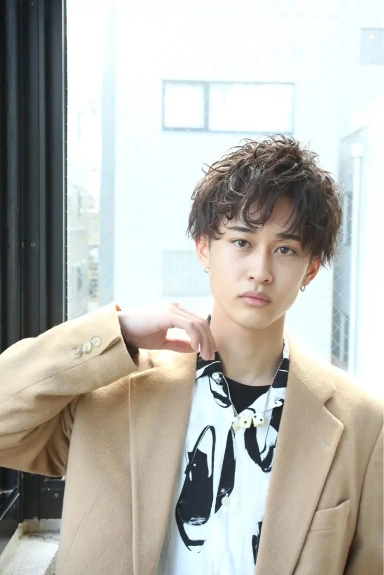 『再来のお客様』1番人気メニュー 骨格矯正メンズカット+眉毛カット+シャンプー+頭皮用トリートメントの写真