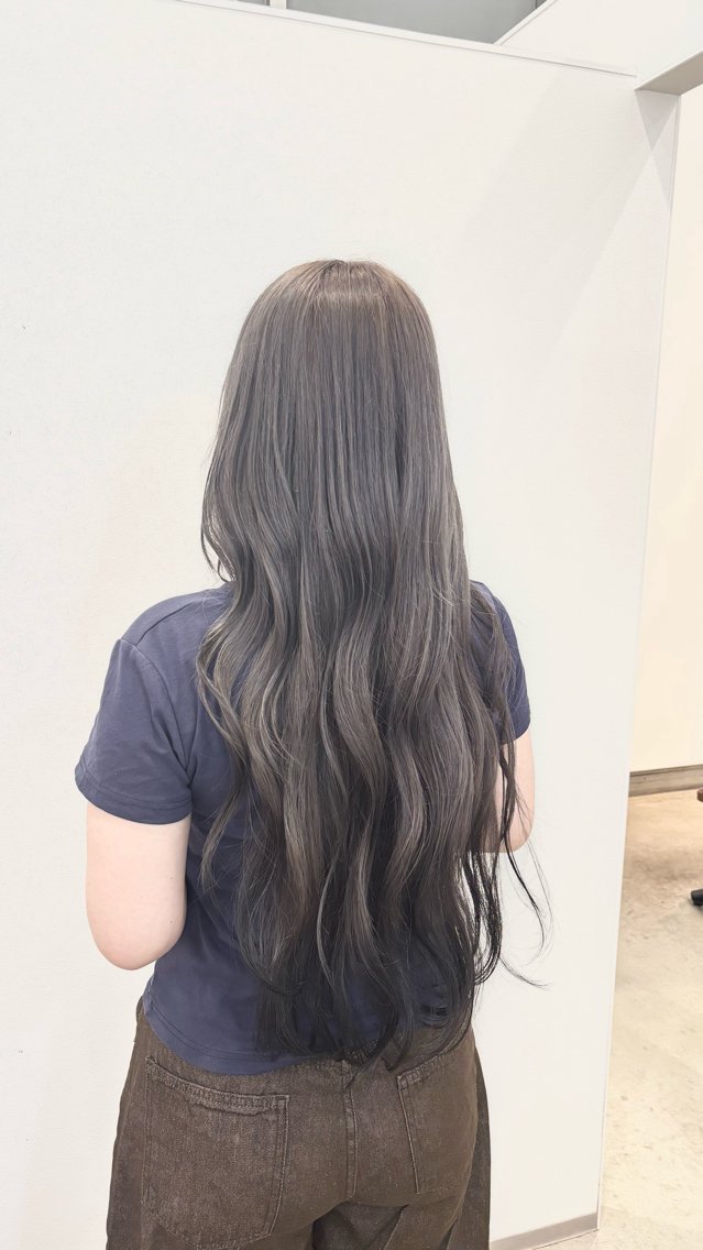 ロング カラー 黒髪 ブリーチ グレージュ 根岸 麻菜のマツエク・マツパデザイン