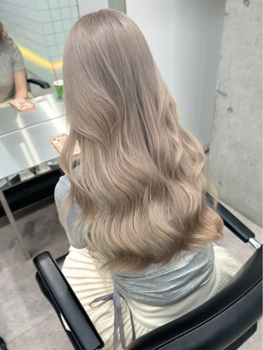 ロング ハイトーン💎 ホワイトベージュ坪谷のヘアスタイル