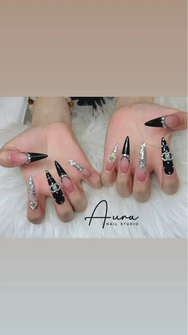 ネイル ハート 韓国ネイル ラメ(グリッター) ロングネイル シルバー ハンドネイル Aura Nail Studioのネイルデザイン