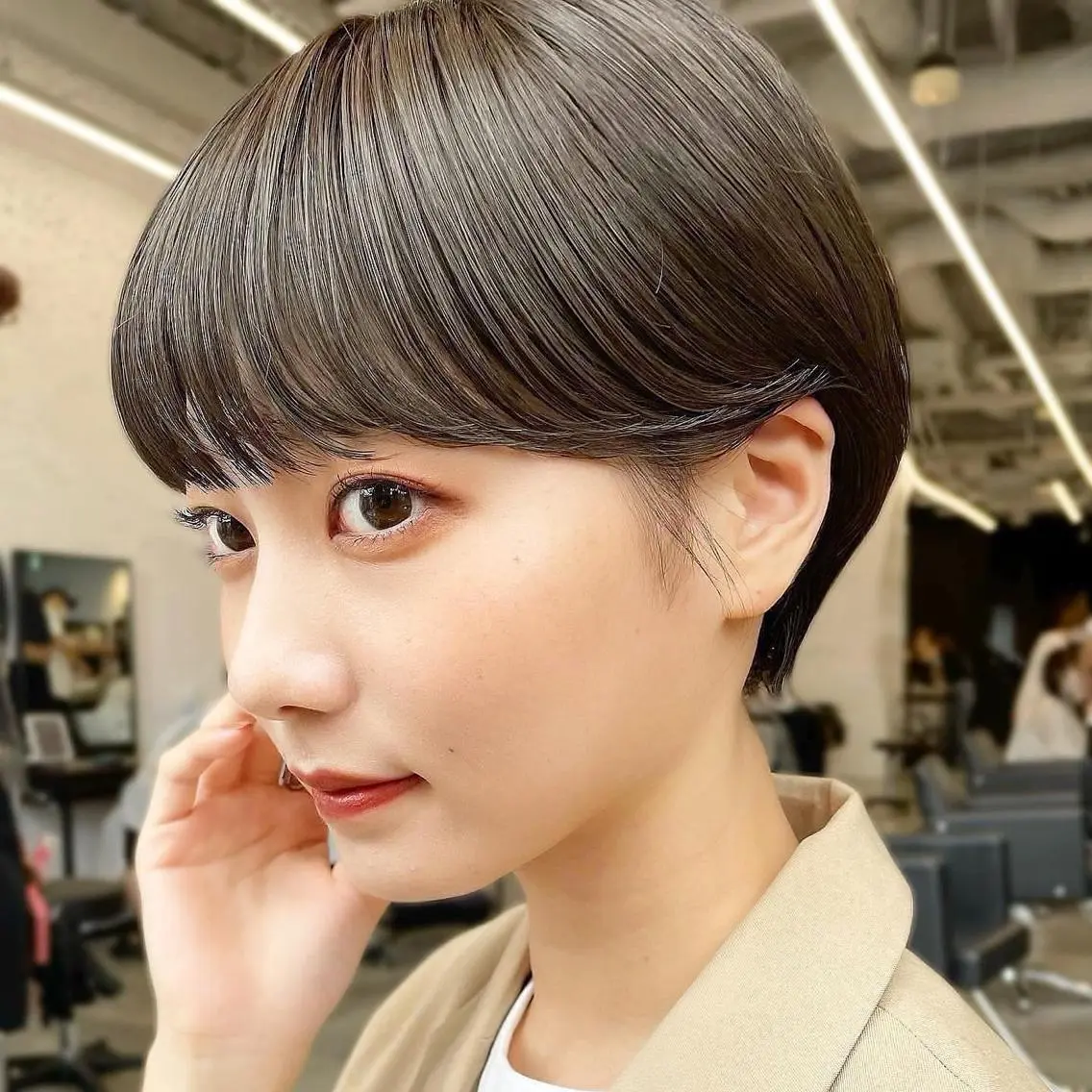ショート カラー グレージュ オリーブグレージュ オリーブグレー ショートヘア ヘアカラー レイヤーカット/透 明感カラー/西田祐賀のヘアスタイル