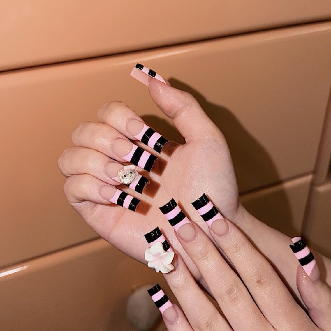 ネイル アートネイル フレンチネイル ジェルネイル キラキラネイル 韓国ネイル ハンドネイル ICE Nailsのネイルデザイン