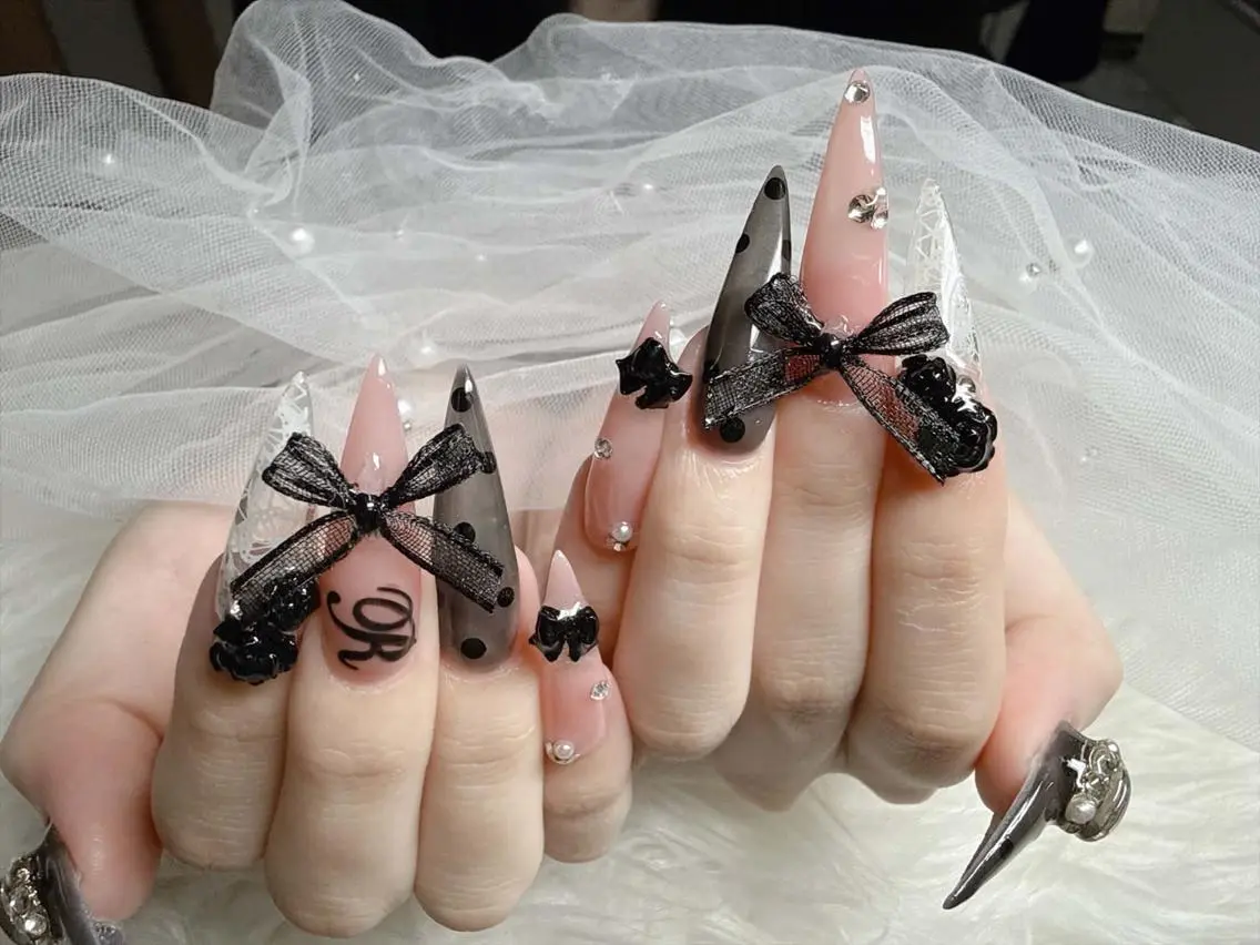 ネイル フレンチネイル ジェルネイル ガラスフレンチ ハロウィン ハート ハンドネイル mia H.babynailのネイルデザイン