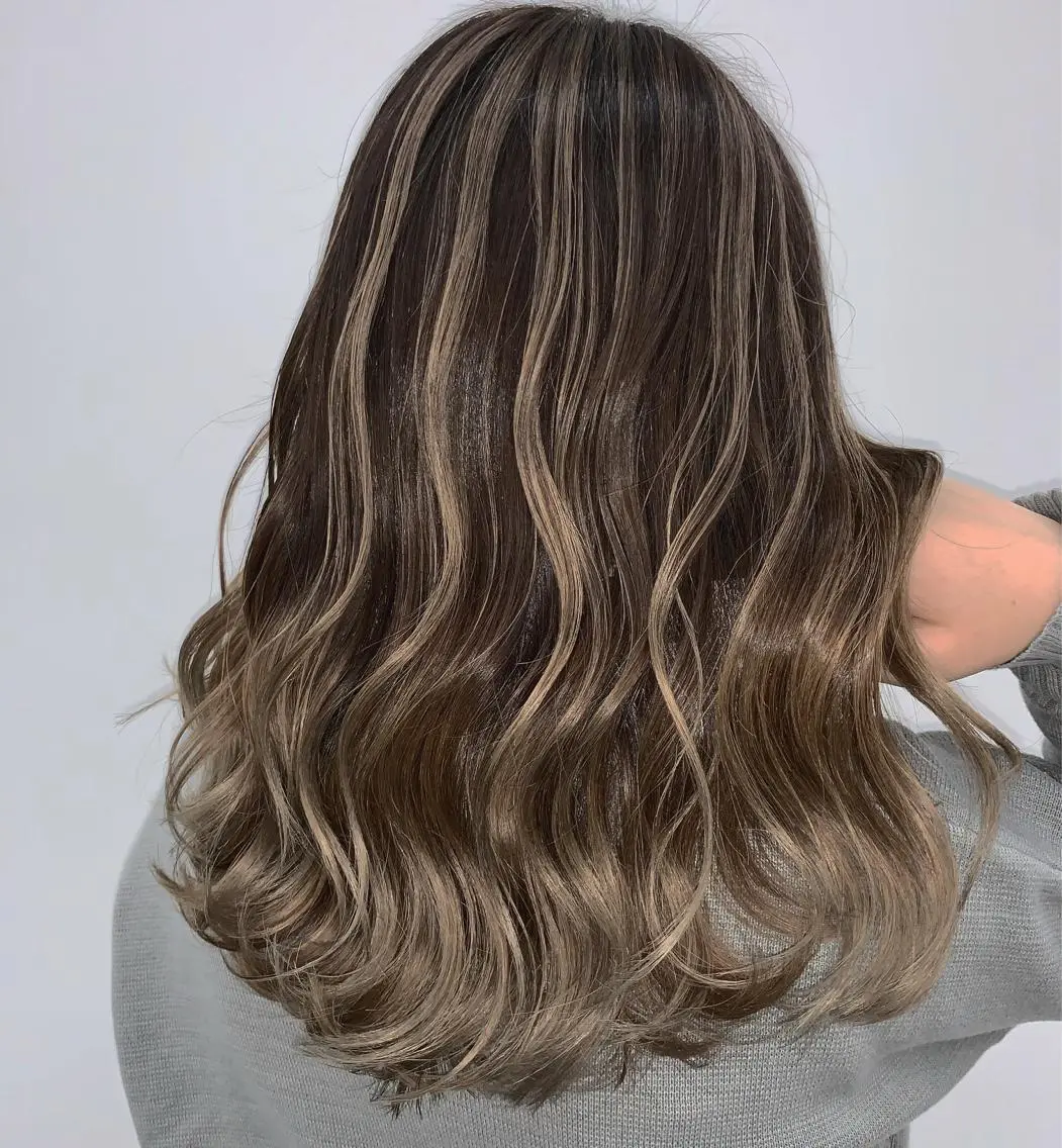 ミディアム レイヤーカット 山田 絵里菜のヘアスタイル