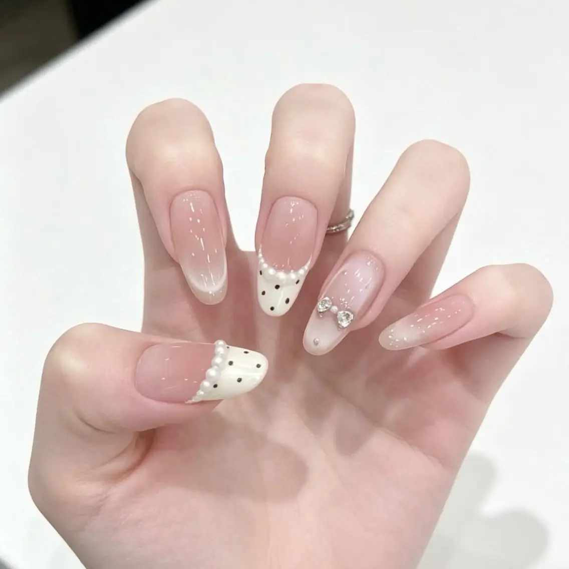 ネイル アートネイル ドット フレンチネイル ジェルネイル ガーリー ハンドネイル フットネイル Umee Nailのネイルデザイン