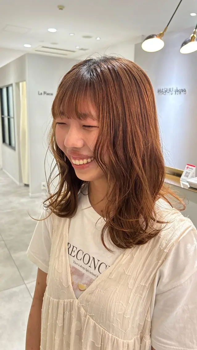 ミディアム レイヤーカット カット オリーブベージュ/ ブリーチなし透明感のヘアスタイル