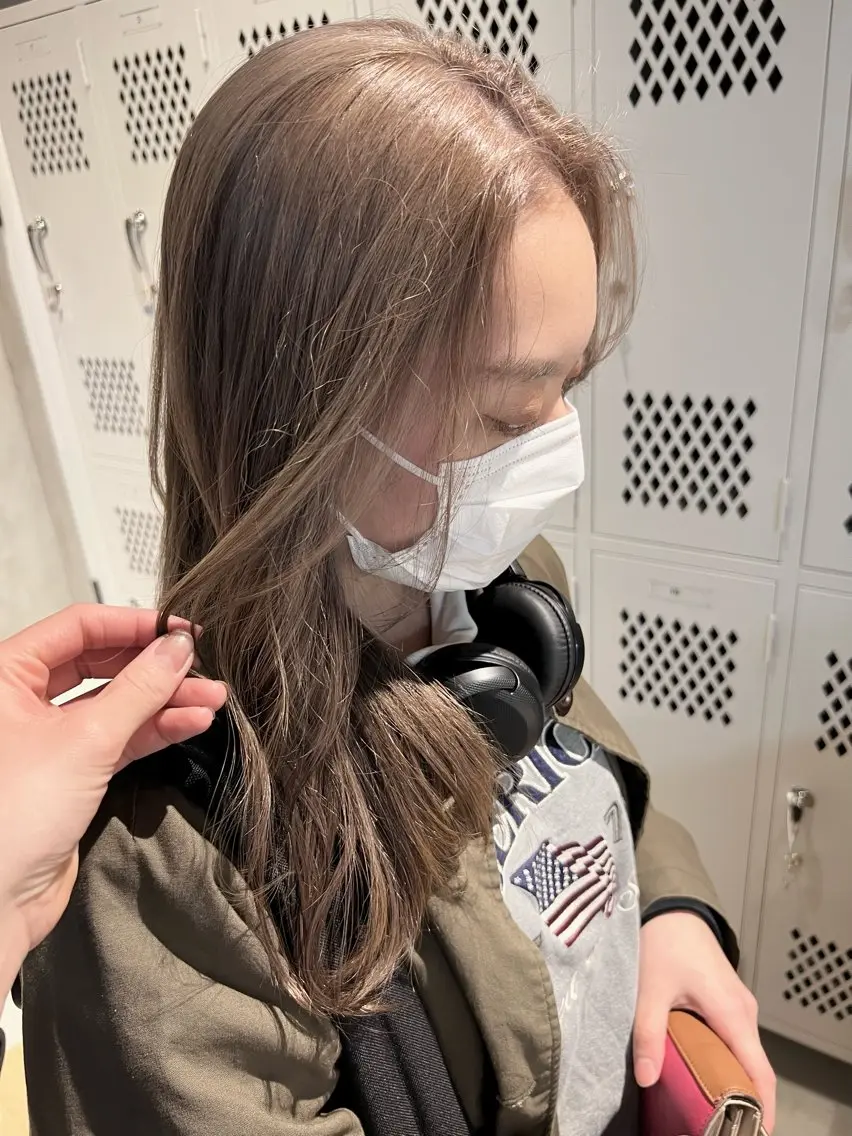 セミロング カラー パーマ ヘアアレンジ ベージュカラー ブリーチ ミルクティーベージュ くびれヘア 顔まわりレイヤー カット ヘアカラー ショートヘア原宿 fifth コシのヘアスタイル