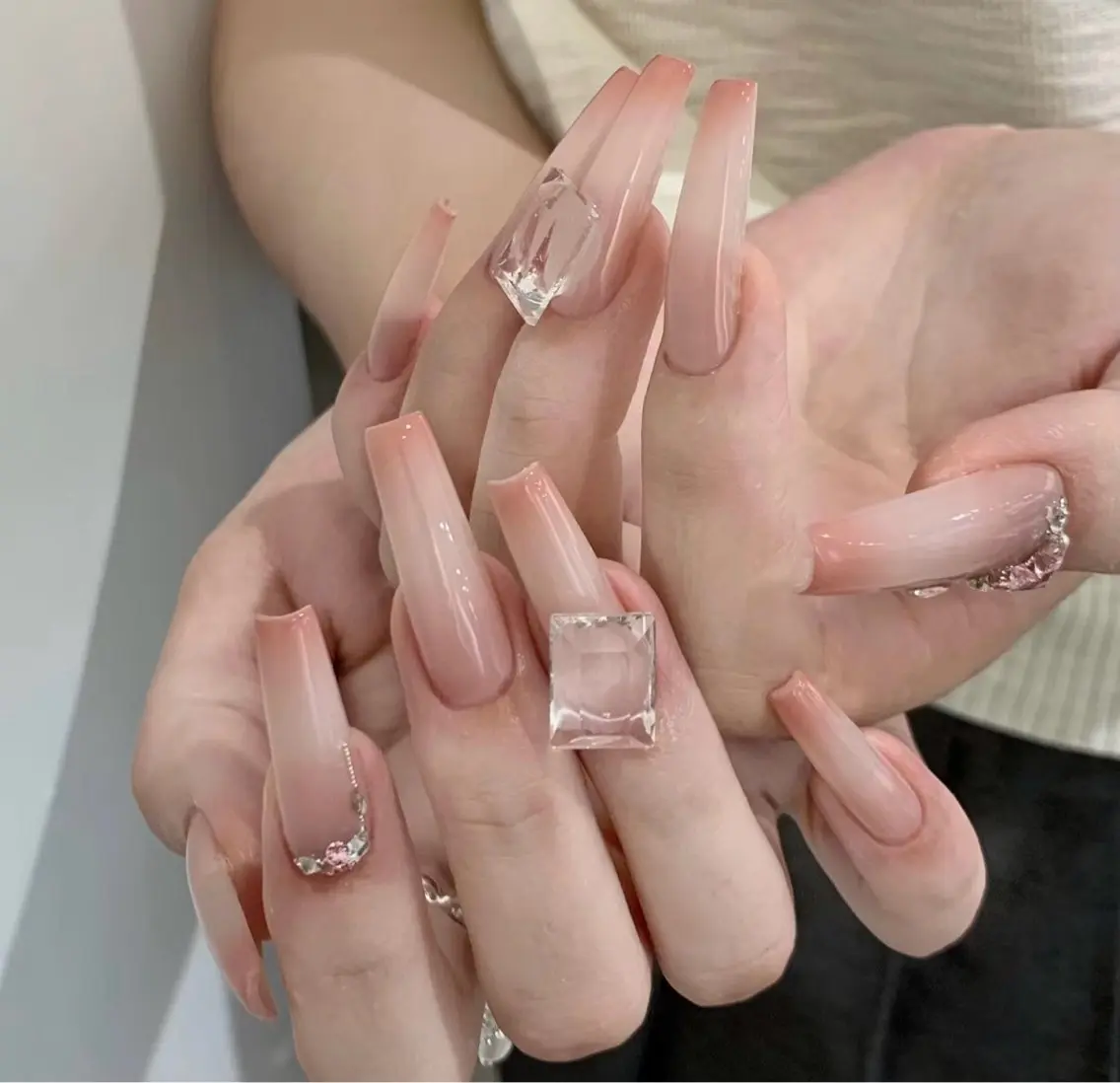 ネイル チークネイル グラデーション ストーンネイル ワンホンネイル BabyYouMi nailのネイルデザイン