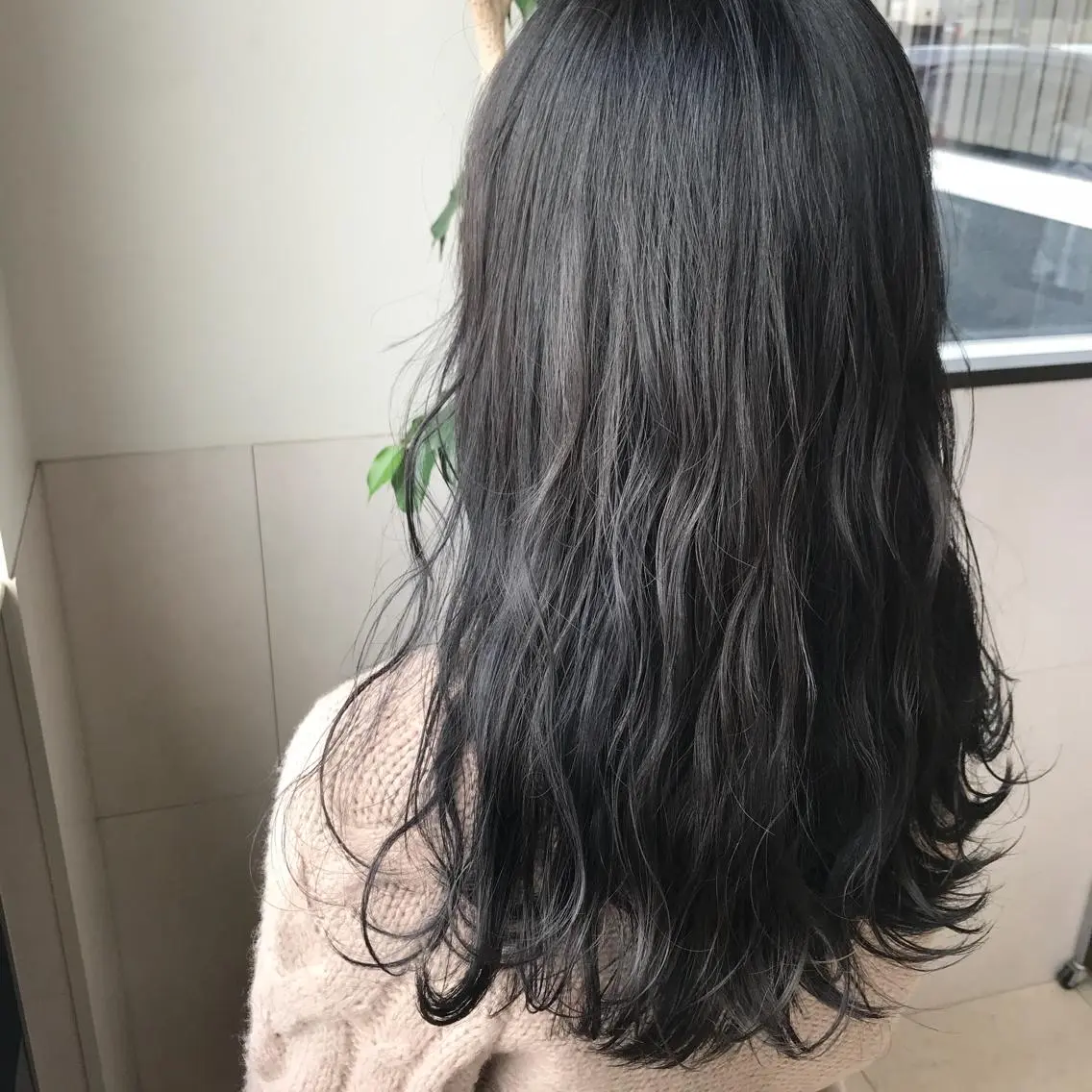 セミロング カラー 透明感カラー ダークグレー Oopsレイヤー 加藤澄都のヘアスタイル