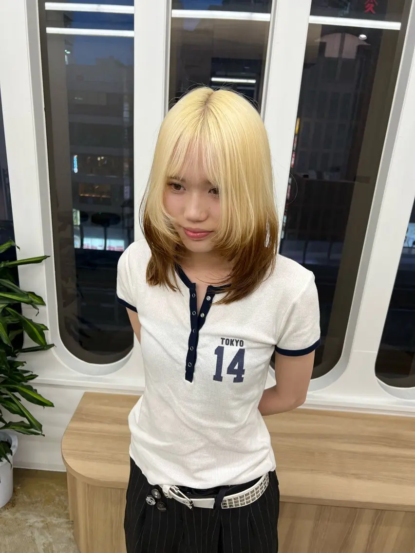ロング カラー ベージュカラー ブリーチ ケアブリーチ デザインカラー ダブルカラー ヘアカラー アオリ/韓国風 ハイトーン/レイヤーのヘアスタイル