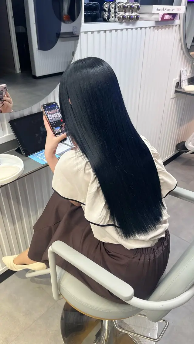 ロング カラー 黒髪 ブルーカラー ブルーブラック 透明感カラー ヘアカラー 松井 咲樹のヘアスタイル