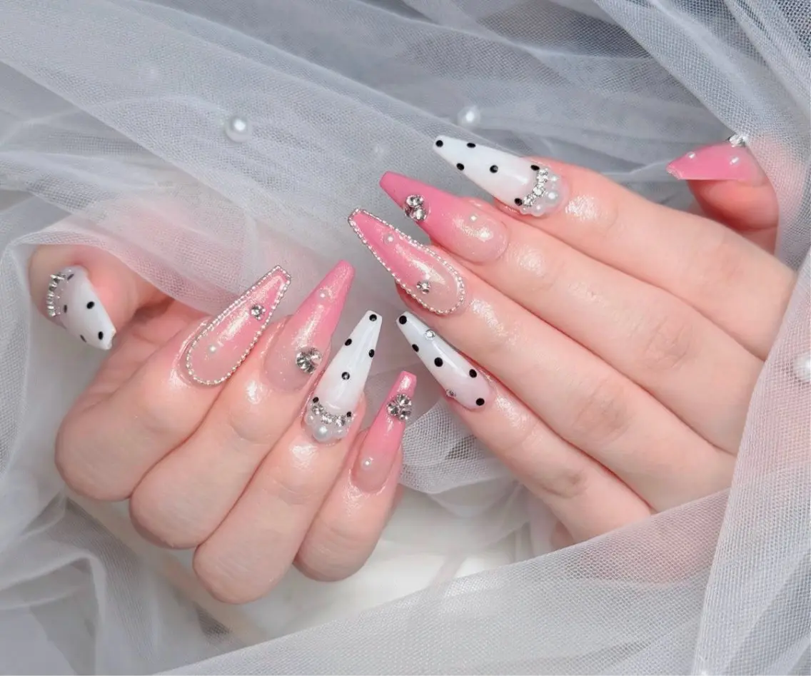 ネイル アートネイル ボルドー フレンチネイル ジェルネイル 氷ネイル・うるうるネイル ハンドネイル Julie NailSalonのネイルデザイン