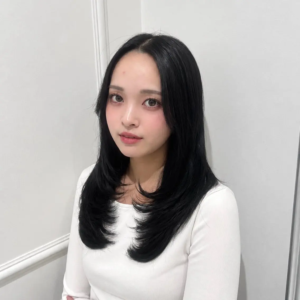 ミディアム カラー 黒髪 ブルーカラー ブルーブラック レイヤーカット 橋本 七海のヘアスタイル