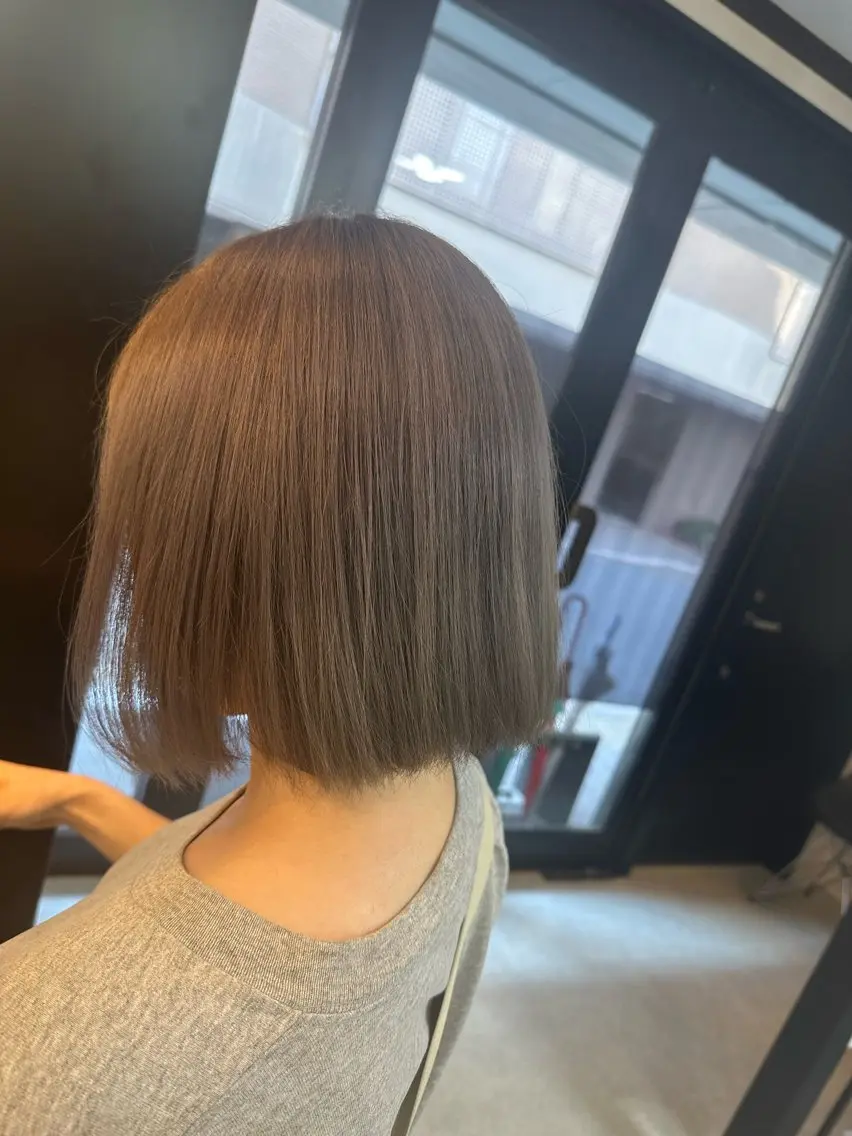 ショート カラー ブリーチ グレージュ 坪井 拓海のヘアスタイル