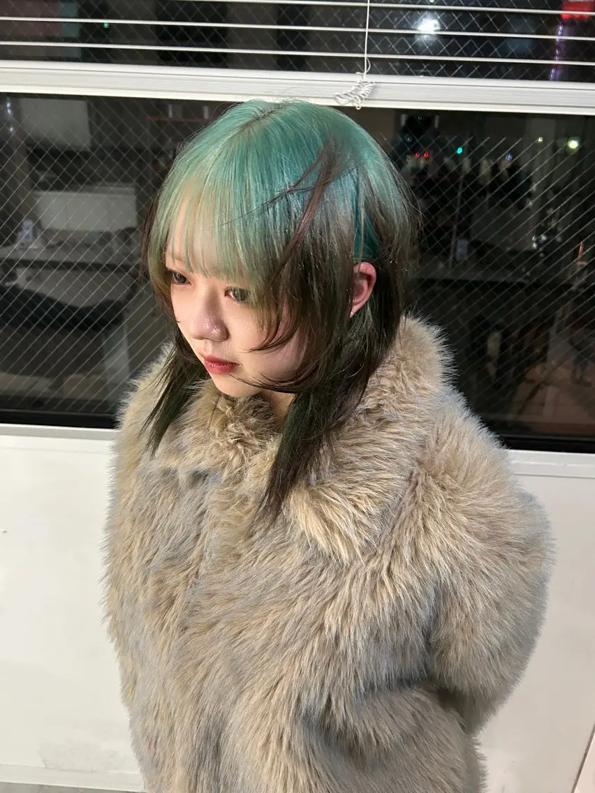 ロング カラー 縮毛ブリーチ／黒染め 複雑履歴／ホワイトのヘアスタイル