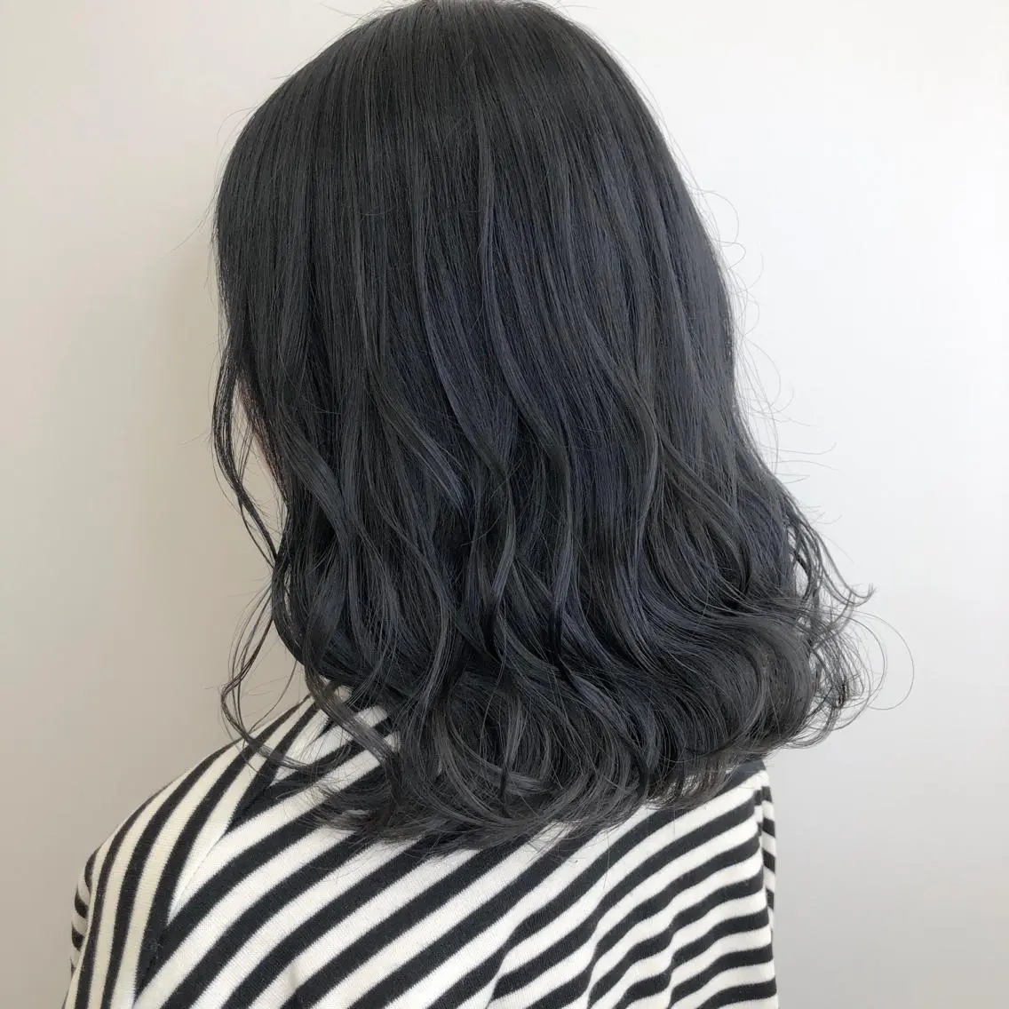セミロング カラー ブリーチ ブルーカラー ケアブリーチ ネイビーカラー 【透明感、艶髪】西村 有司のヘアスタイル