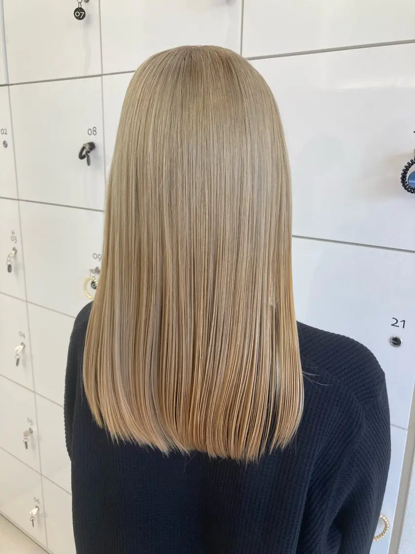 セミロング カラー カット ヘアカラー 上杉 梨緒のヘアスタイル