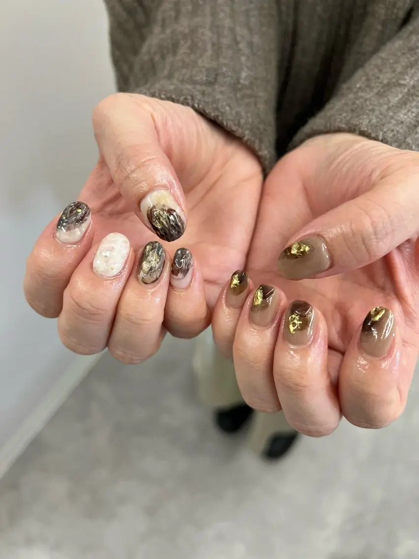 ネイル ブラウン ジェルネイル ゴールド マグネットネイル ニュアンスネイル ハンドネイル ハンドケア Bana_ Nailのネイルデザイン