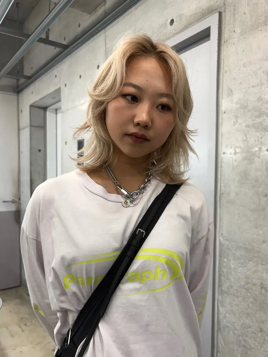 ミディアム フジイ トワ/ レイヤーカットのヘアスタイル