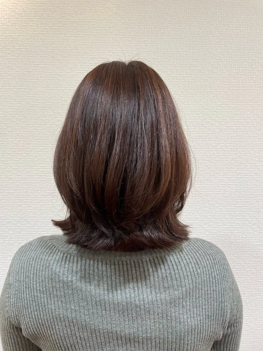 ミディアム レイヤーカット 外ハネヘア Uhair師勝. 伏江優海のヘアスタイル