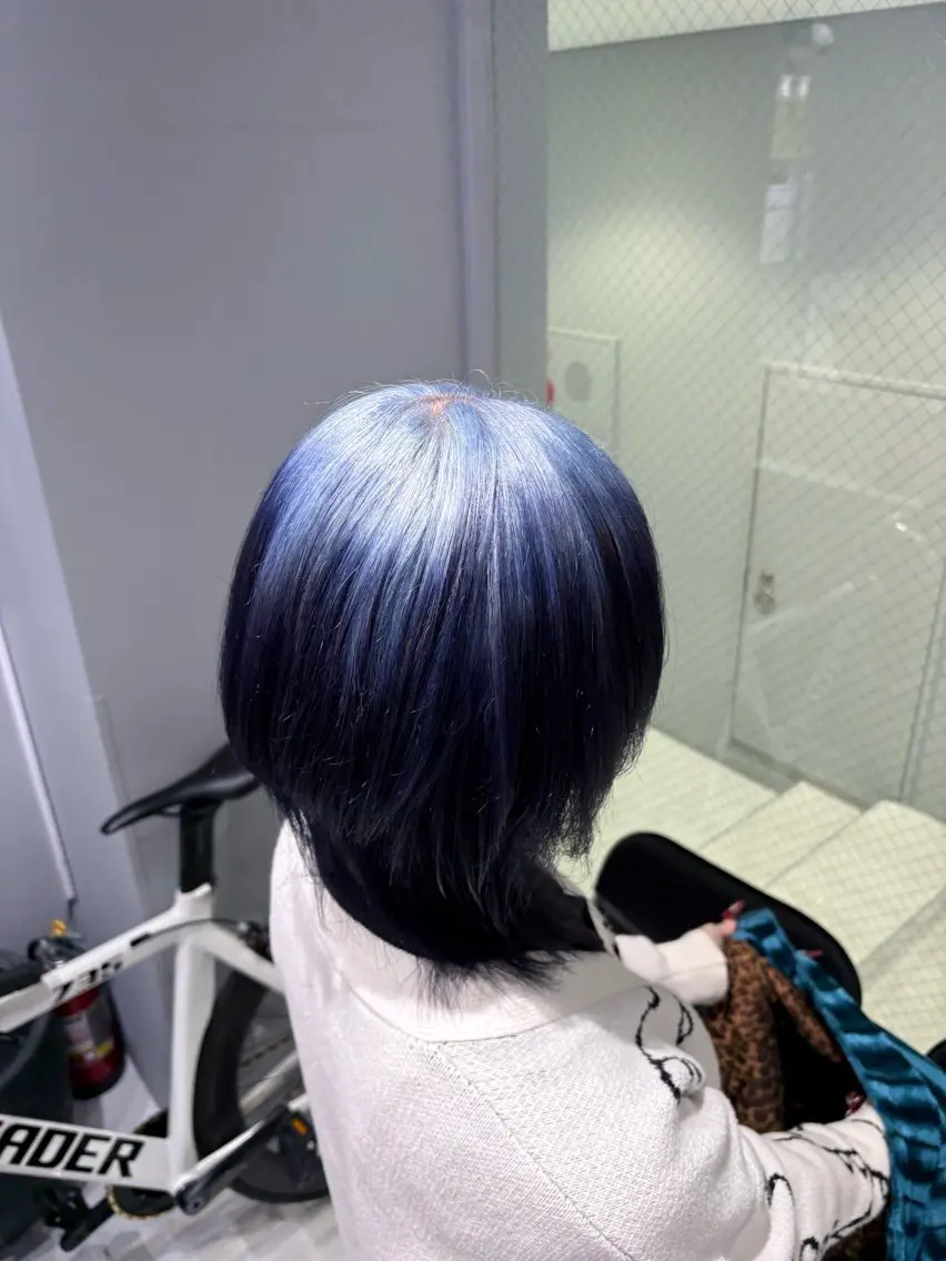ミディアム カラー ブルーカラー デザインカラー ネイビーカラー カット ヘアカラー トリートメント NANA🦖 ハイトーンデザインのヘアスタイル