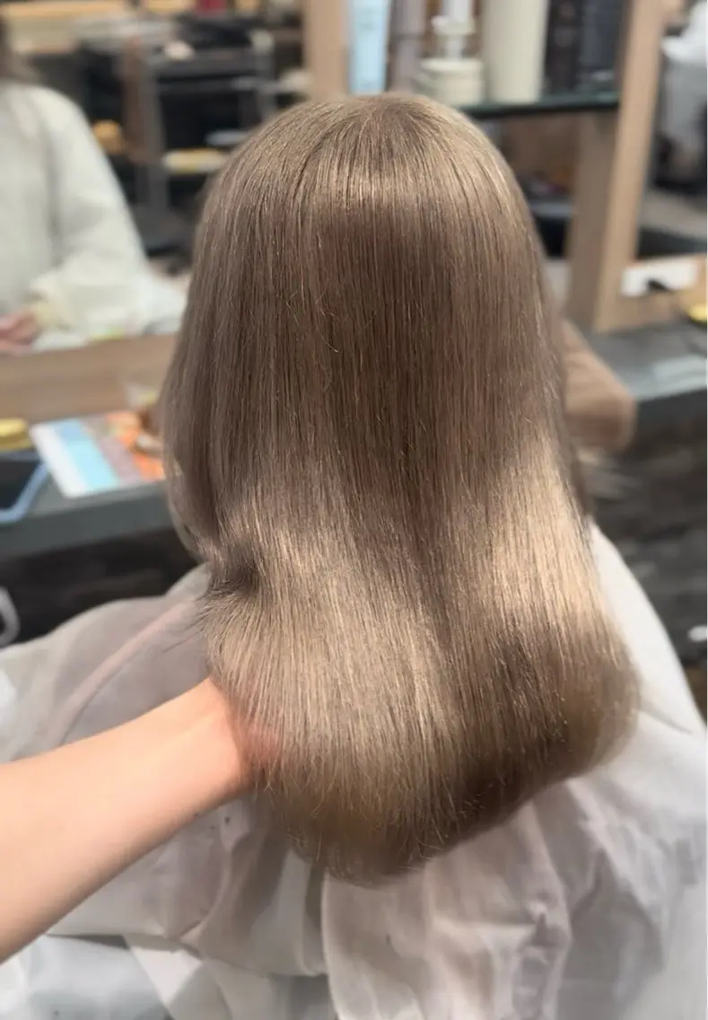 ミディアム カラー ベージュカラー ブリーチ 透明感カラー グレージュ ミルクティーグレージュ ヘアカラー RIEブリーチ& エクステ特化型のヘアスタイル