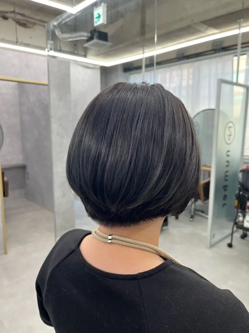ショート カラー 前下がりボブ 黒髪 ブルーカラー ブルーブラック ハイライトカラー ヘアカラー NUMBER 天王寺 🌼yuriのヘアスタイル
