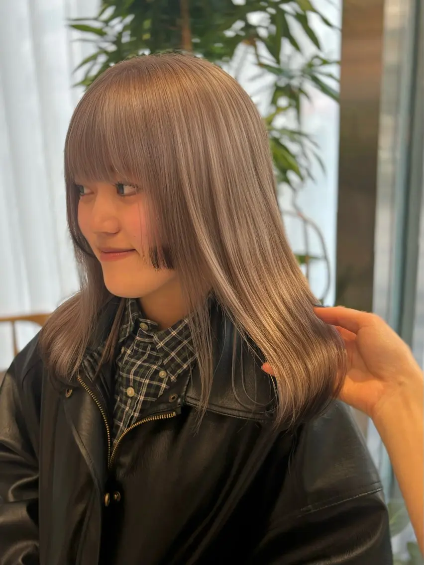 セミロング カラー ヘアカラー トリートメント ヘッドスパ ヘアセット ミオ💎ショート 透ける暗髪のヘアスタイル