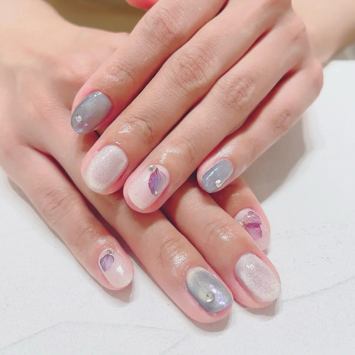 ネイル オーロラネイル ジェルネイル ラメ(グリッター) ミラーネイル ニュアンスネイル kiu nailsalonのネイルデザイン