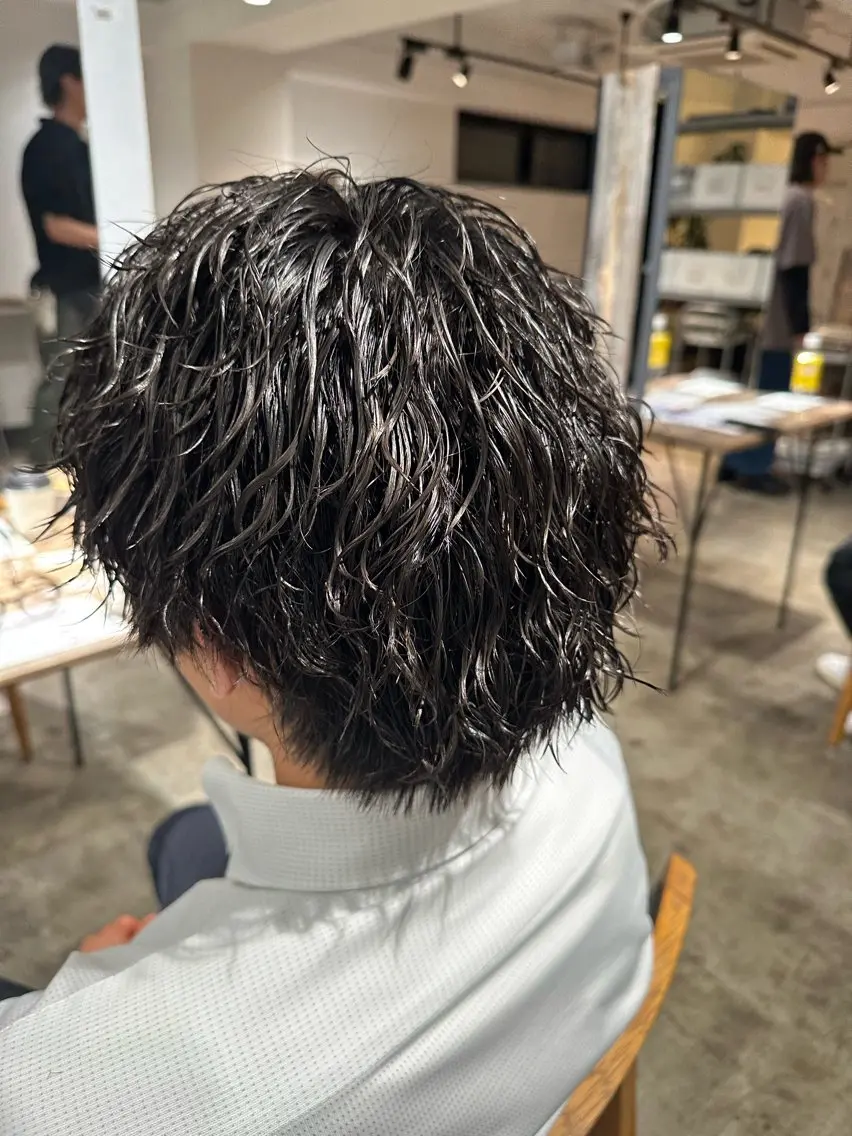 ミディアム パーマ メンズ ミディアムパーマ メンズパーマ ツイストスパイラルパーマ 波巻きパーマ スパイラルパーマ 【メンズ職人】 ✂️佐藤友のヘアスタイル
