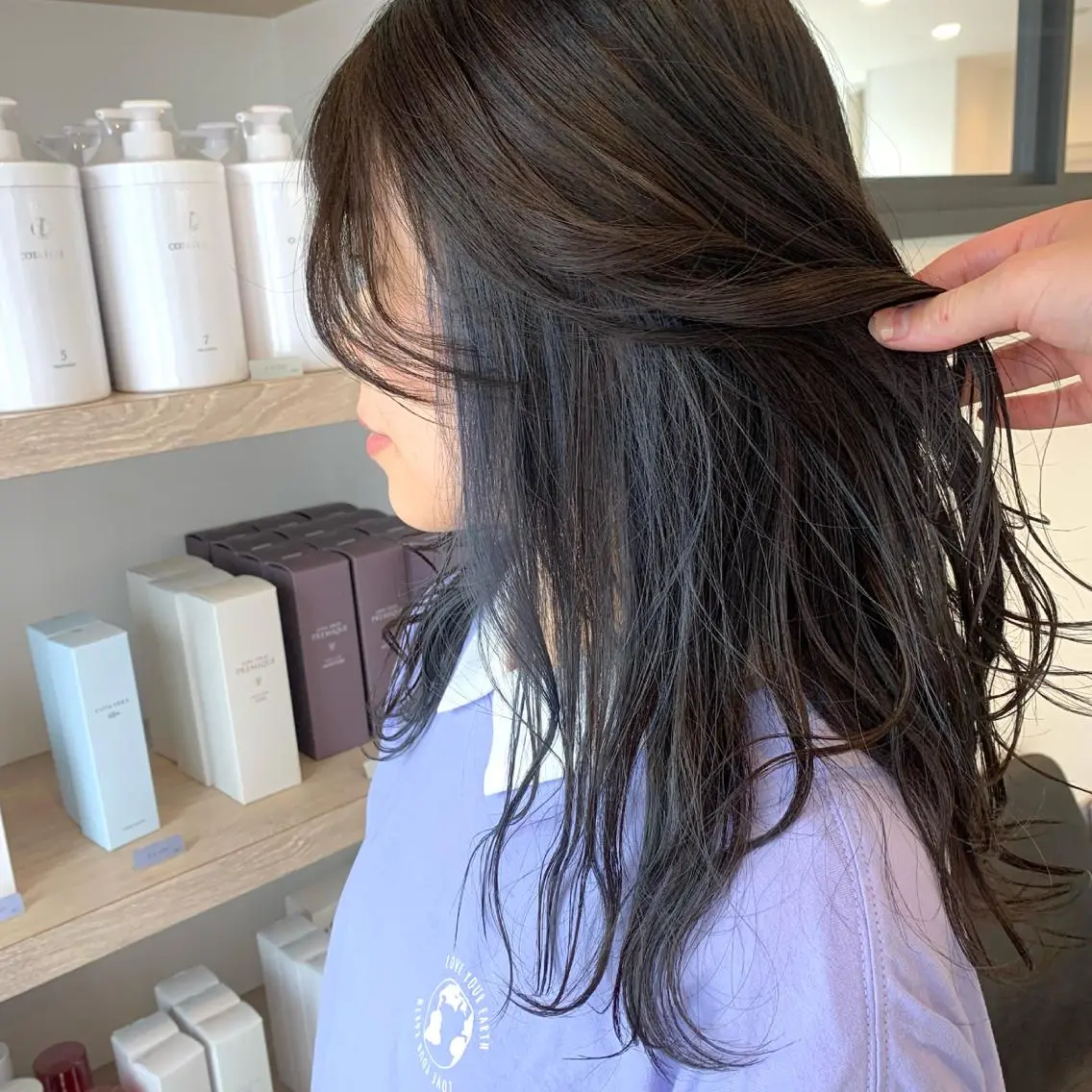 ロング カラー ブルーカラー イヤリングカラー ネイビーカラー ヘアカラー cher. 新井瑞希のヘアスタイル