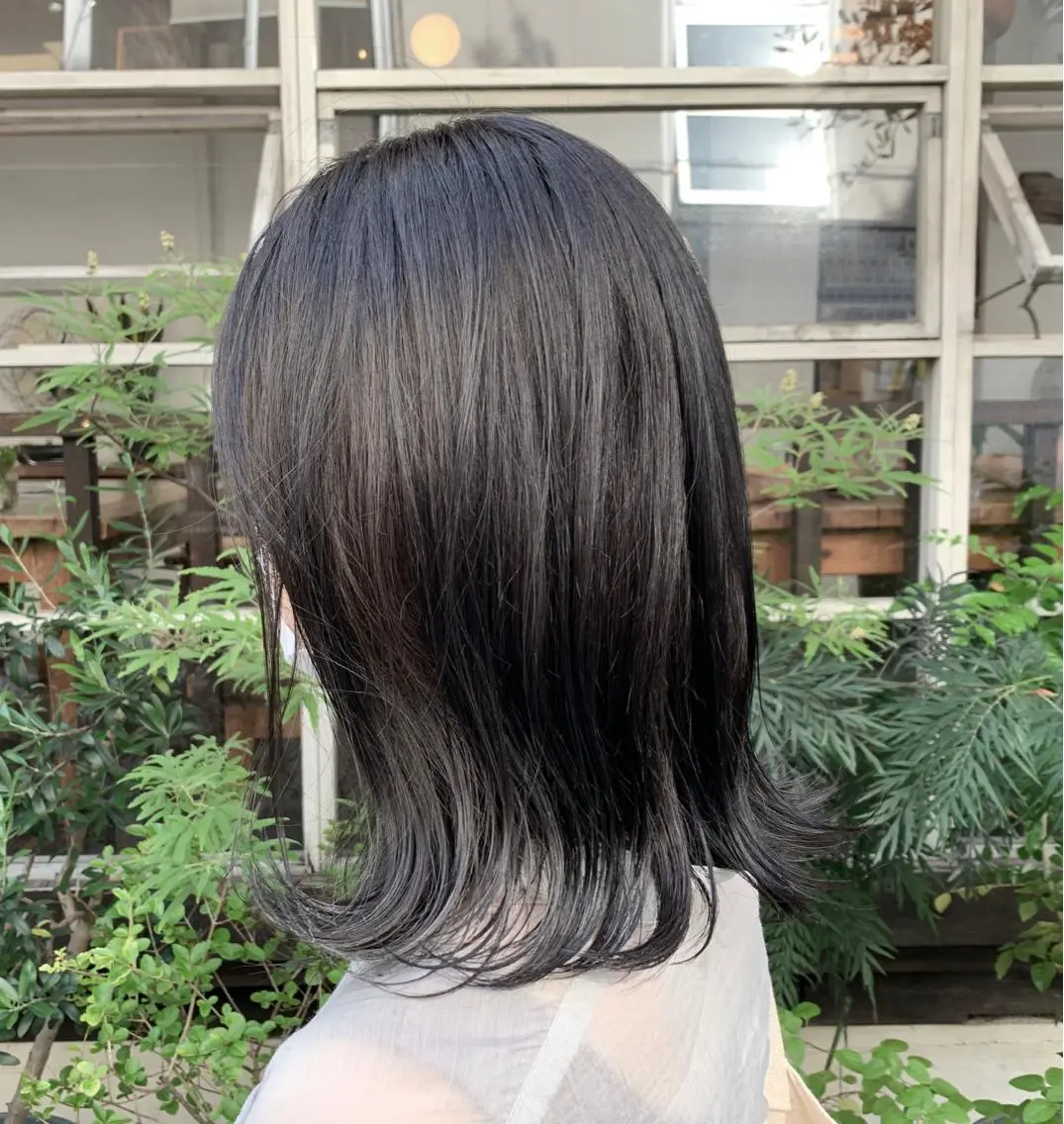 ミディアム カラー グレージュ シルバー シルバーグレージュ ボブ 外ハネヘア カット ヘアカラー トリートメント 下河 宗太のその他イメージ