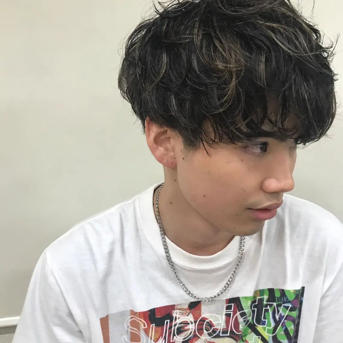 メンズ メンズハイライト メンズパーマ メンズスパイラルパーマ カット トリートメント ヘアセット レイヤーウルフ エクステ磯部のヘアスタイル