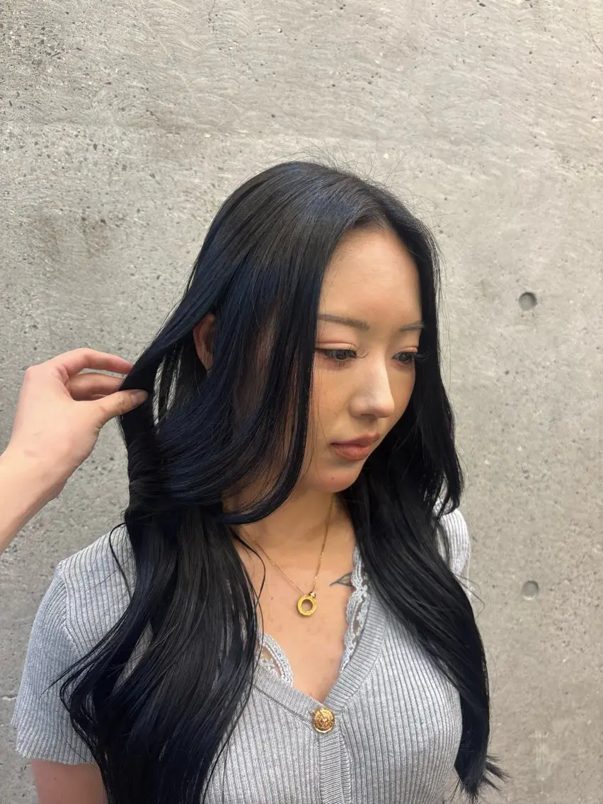 ロング カラー 黒髪 ブルーカラー ブルーブラック ヘアカラー 🫧透明感カラー/ うる艶カラー/すみれのヘアスタイル