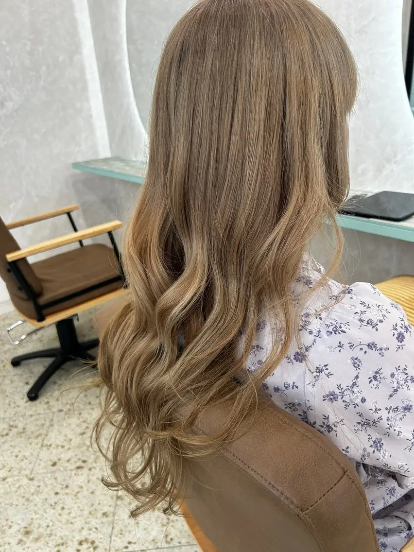 ロング カラー ベージュカラー ブリーチ ハイトーンカラー ミルクティーベージュ オレンジ ヘアカラー Kyota 西九条美容師のヘアスタイル