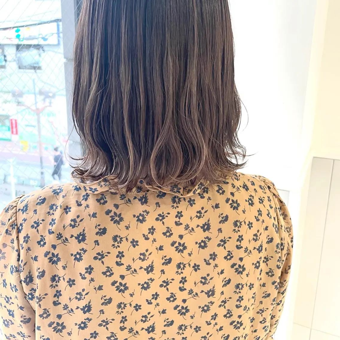 ミディアム カラー グレージュ ハイライトカラー ハイライト 齋藤 咲のヘアスタイル