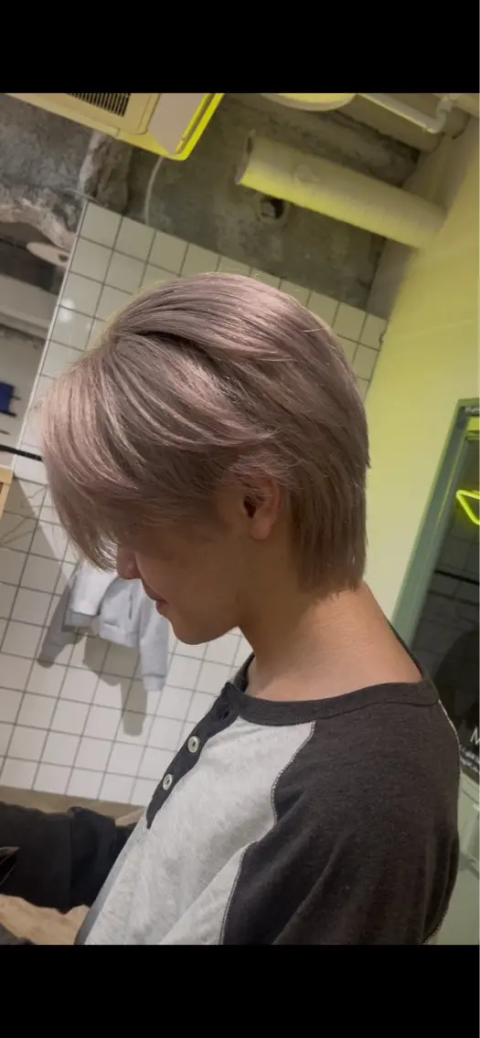 カラー メンズ メンズブリーチ センターパート メンズハイトーン ベージュカラー ブリーチ カット ヘアカラー トリートメント 縮毛/パーマ/カラー LUVISM佐藤里咲のヘアスタイル