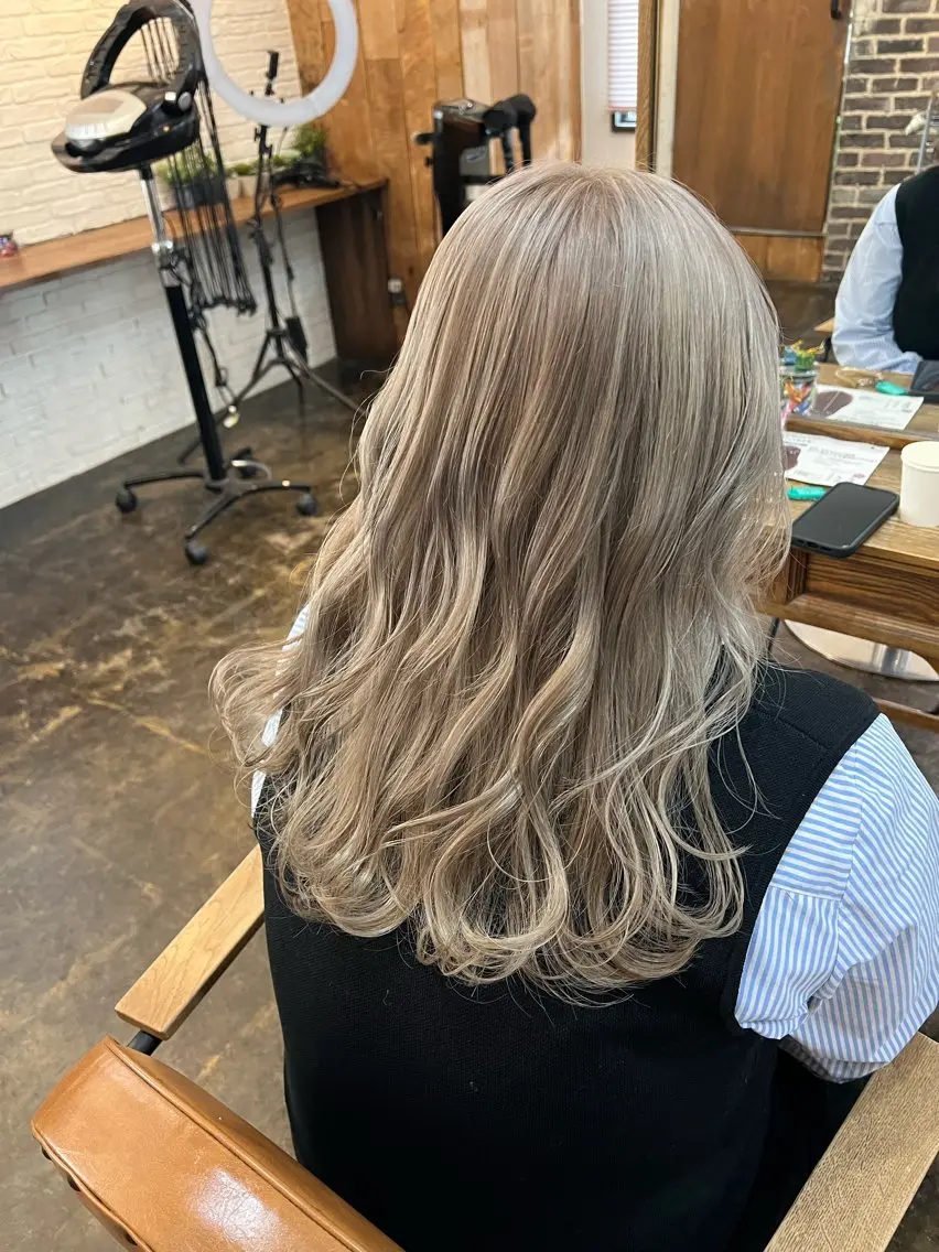 セミロング ヘアカラー 大泉 美久のヘアスタイル
