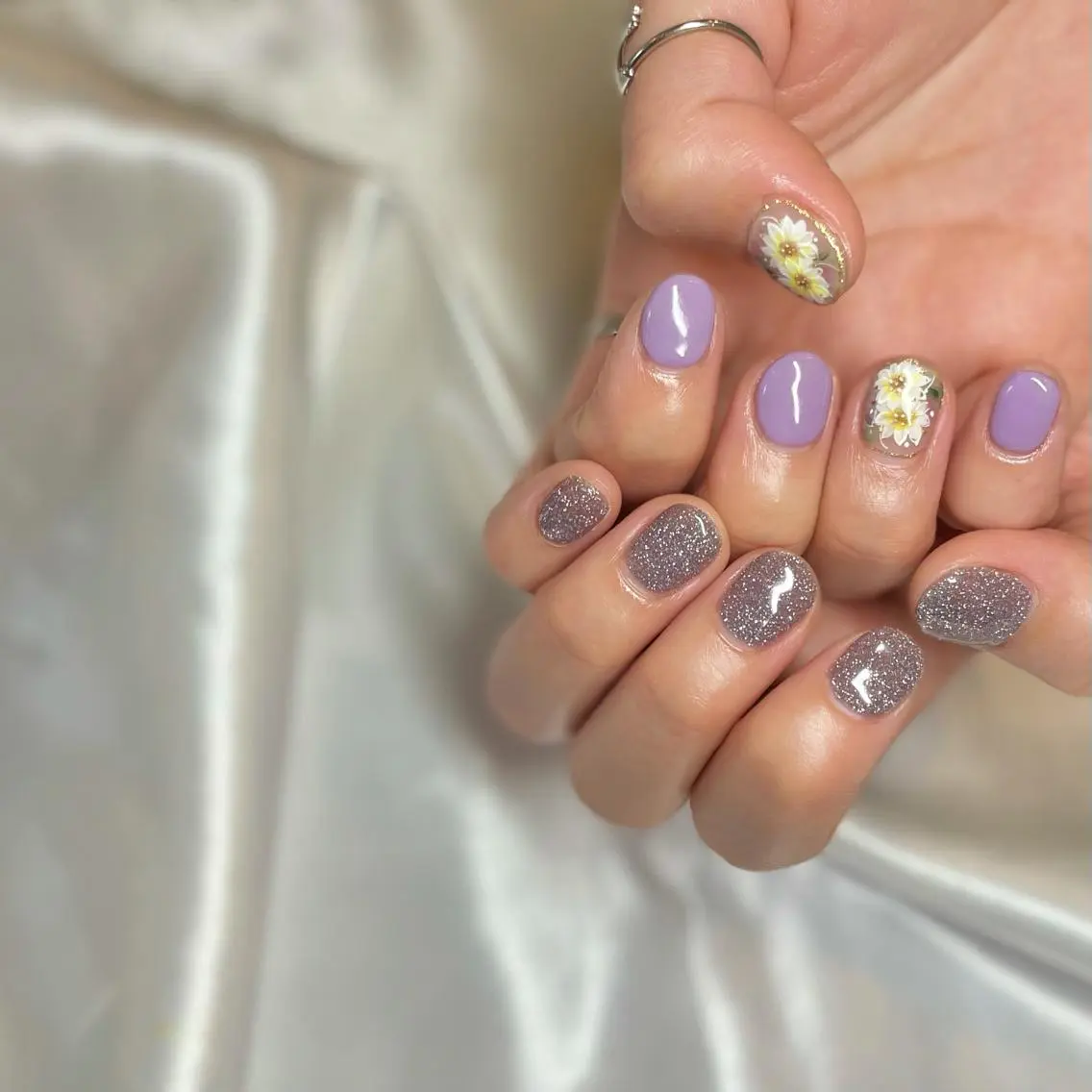 ショート カラー パーマ ヘアアレンジ メンズ キッズ ネイル マツエク・マツパ ラベンダーカラー フラワーネイル el. by Aoのネイルデザイン