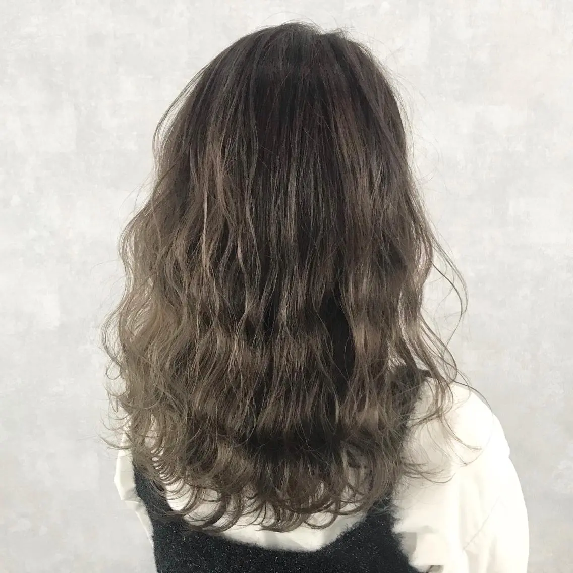 セミロング カラー アッシュ アッシュグレー アッシュグレージュ ブリーチ グレージュ K-POP好き美容師 🇰🇷Kai.Yのヘアスタイル
