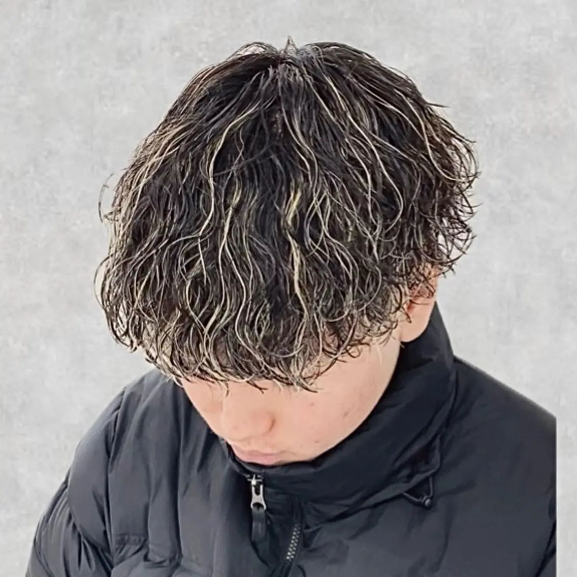 メンズカット+ホワイトメッシュ+波巻きスパイラルパーマの写真