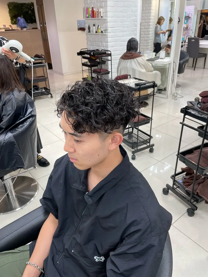 ショート パーマ メンズ 七三 外国人風カラー フェザーパーマ職人 🪶ryosukeのヘアスタイル