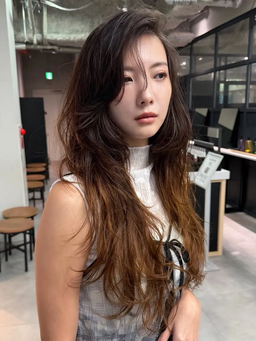 ロング パーマ ロングレイヤー 顔まわりレイヤー ハイレイヤー 韓国風ヘア レイヤーカット 小田 晃瑛のヘアスタイル