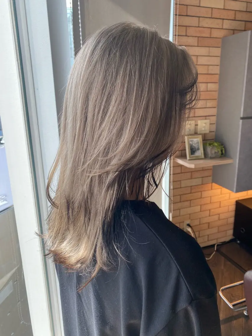 セミロング カラー デザインカラー レイヤーカット 鈴木 絢麗のヘアスタイル