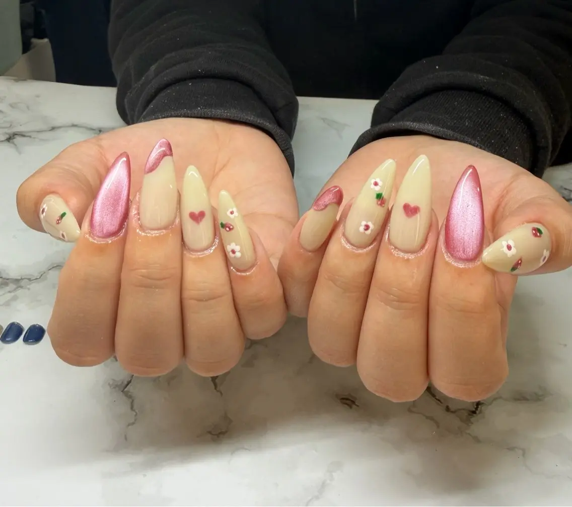 ロング ハンドネイル ダンビーニャム サロールのネイルデザイン