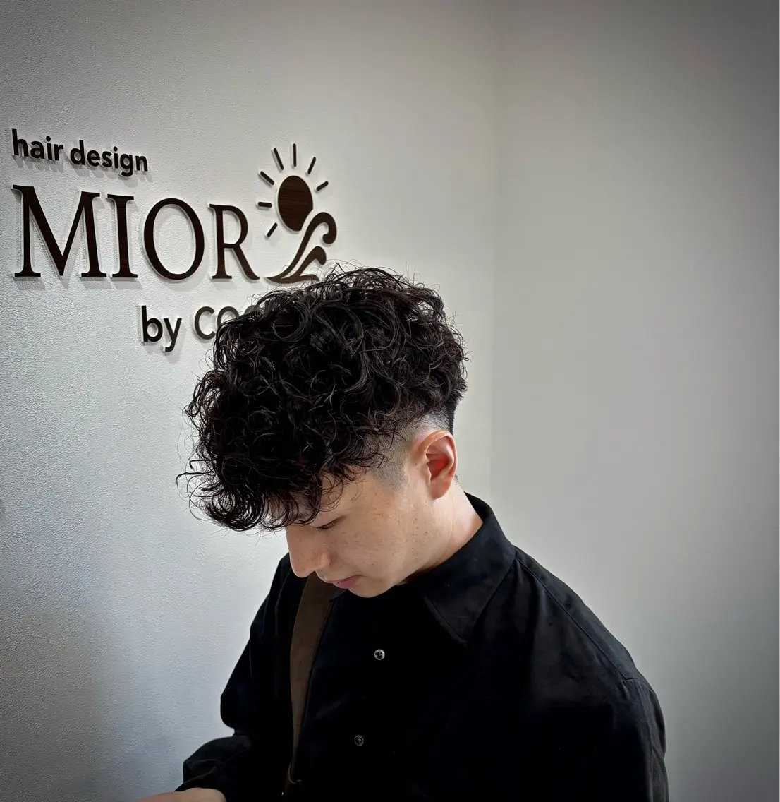 ショート パーマ メンズ スペインカール 峯 渉人のヘアスタイル