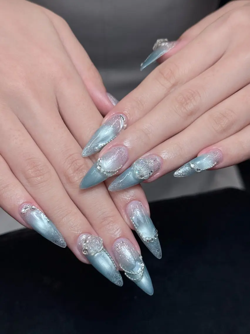 ネイル ブルー フラワーネイル ジェルネイル グラデーション キラキラネイル Iconic Nailのネイルデザイン