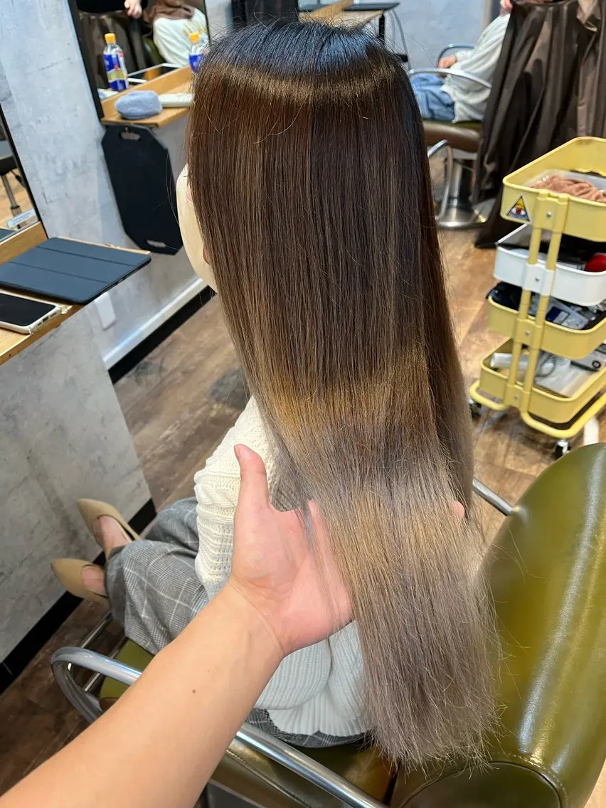 ロング カラー グラデーションカラー シルバー ホワイトシルバー カット トリートメント 松井 敬太郎のヘアスタイル