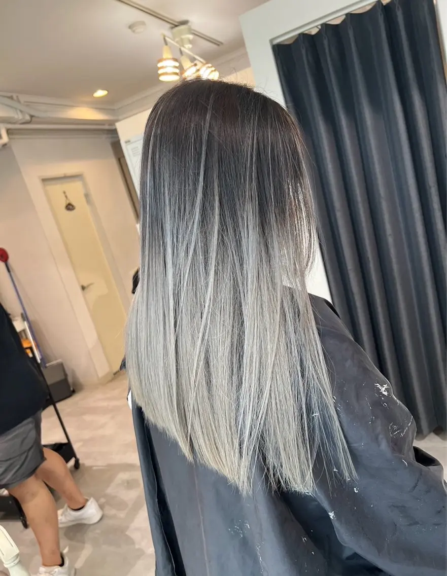セミロング カラー バレイヤージュ シルバー ホワイトシルバー レイヤーカット 指名数No.1 /NAOYAのヘアスタイル