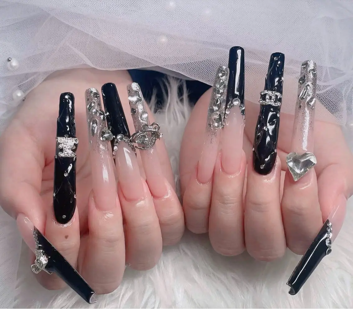 ネイル フレンチネイル ジェルネイル ガラスフレンチ ハロウィン ハート H.baby Nail Salonのネイルデザイン